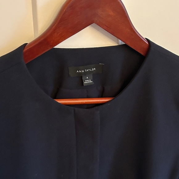 Ann Taylor Women's Navy Blazer, size 8 - Picture 4 of 8